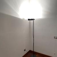 Lampada da terra nera con luminosità regolabile