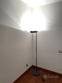 Lampada da terra nera con luminosità regolabile