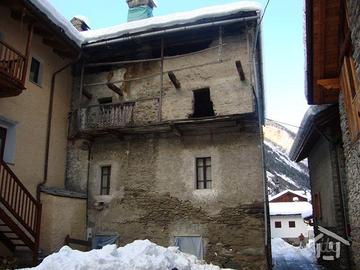 Antica casa rurale in pietra da ristrutturare