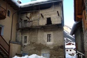 Antica casa rurale in pietra da ristrutturare