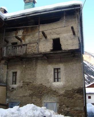 Antica casa rurale in pietra da ristrutturare