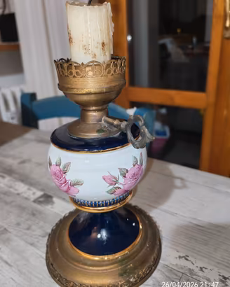 Lampada con disegni floreali su ceramica