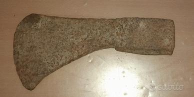 Ascia antica in ferro senza manico