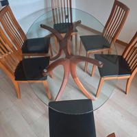 Tavolo in cristallo e sedie