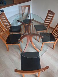 Tavolo in cristallo e sedie