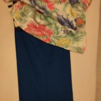 pantaloni cobalto con camicia a fiori 