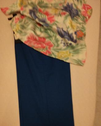 pantaloni cobalto con camicia a fiori 