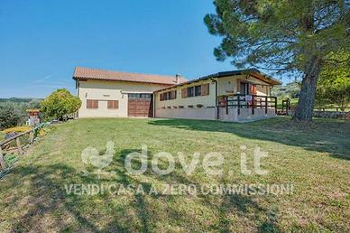 Villa di 335 m² con 4 locali e box auto a Verona