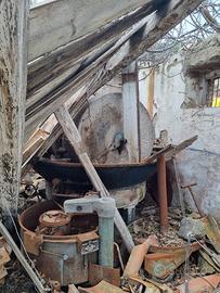 Macine in pietra e macchinari di antico frantoio.