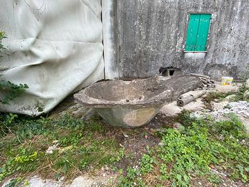 Vasca/abbeveratoio in cemento