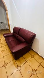 Divano due posti in pelle bordeaux.