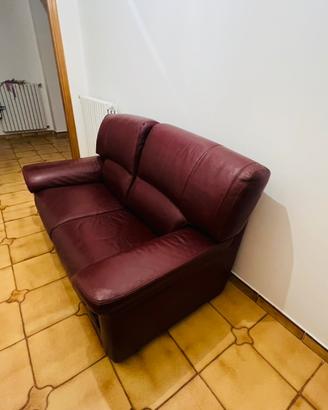 Divano due posti in pelle bordeaux.