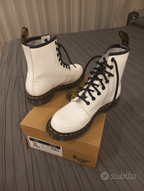 Dr martens online anfibi bianchi