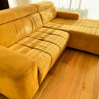 Divano con chaise longue e relax