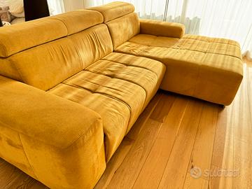 Divano con chaise longue e relax