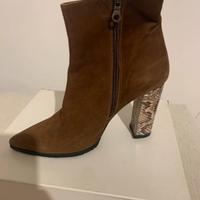 Tronchetto camoscio marrone con tacco pitonato