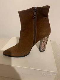 Tronchetto camoscio marrone con tacco pitonato