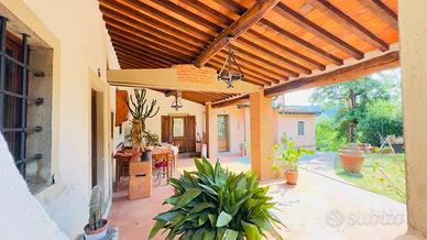 Rustico / Casale di 345 m² con più di 5 locali a M