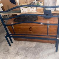 Letto in ferro blu da una piazza e mezzo