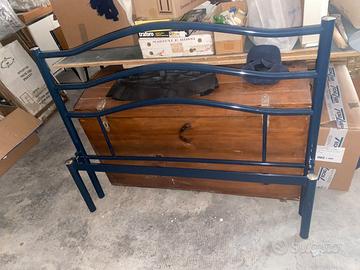 Letto in ferro blu da una piazza e mezzo