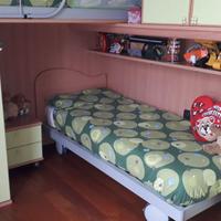 Cameretta. bimbi 2 letto a castello con scrivania