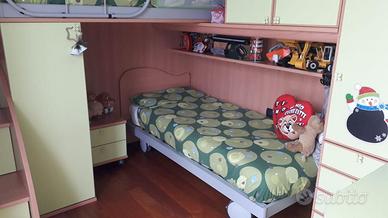 Cameretta. bimbi 2 letto a castello con scrivania