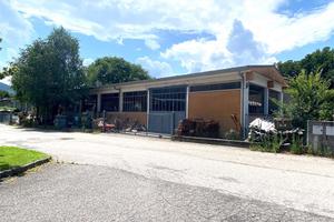 Cuveglio, capannone con uffici