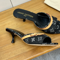 Ciabatte Louis Vuitton da donna. 37