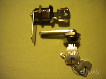 SERRATURA PER ARMADIETTI DI METALLO CON CHIAVE