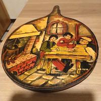 tagliere rotondo in legno dipinto a mana