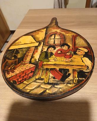 tagliere rotondo in legno dipinto a mana