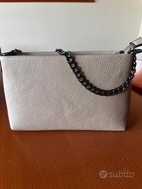Borsetta beige con catenella nera