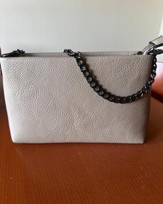 Borsetta beige con catenella nera