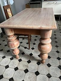 Tavolo in legno massiccio s’