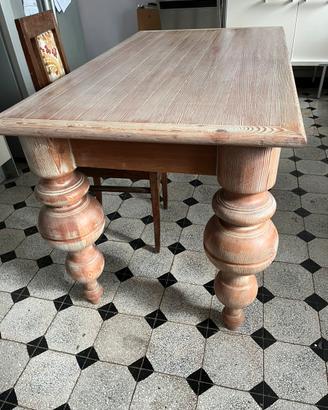 Tavolo in legno massiccio s’