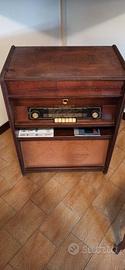 Radio d’epoca con giradischi