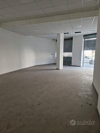 Locale 2 luci fronte strada