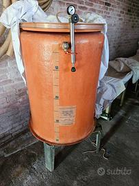 Contenistori fusti vetroresina per vino