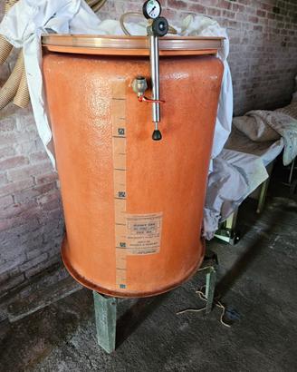 Contenistori fusti vetroresina per vino