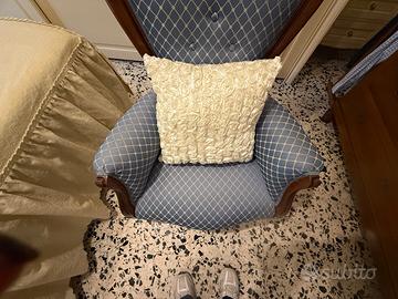 Poltrona classica in legno e tessuto