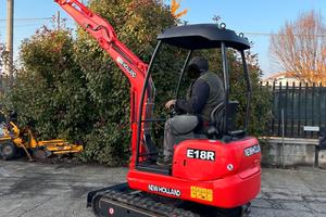 E276- ESCAVATORE NEW HOLLAND 18 Q
