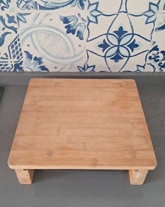 tagliere in legno con contenitori