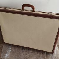 Valigia vintage con design tipico degli anni '60