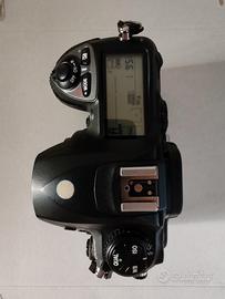 reflex Nikon D200 con MB D12 ed accessori