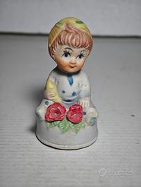 Scultura Porcellana vintage bambina fiori 7x4x4cm