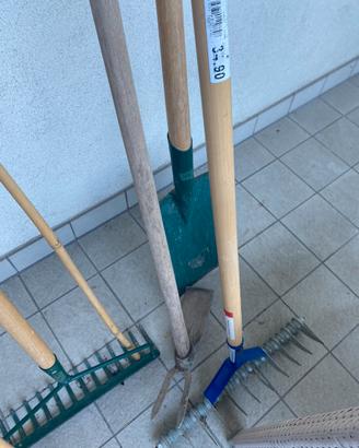2 Rastrelli e 1 pala e 1 piccone