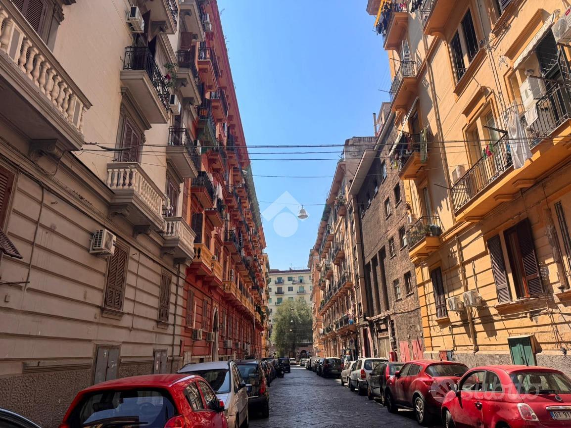 2 LOCALI A NAPOLI - Vista 3