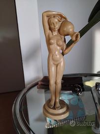 statuetta donna la sorgente