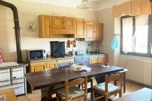 Appartamento di 250 m² con più di 5 locali a Monte