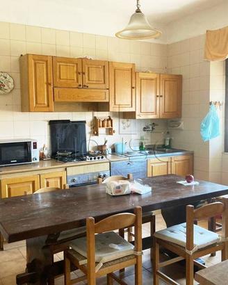Appartamento di 250 m² con più di 5 locali a Monte